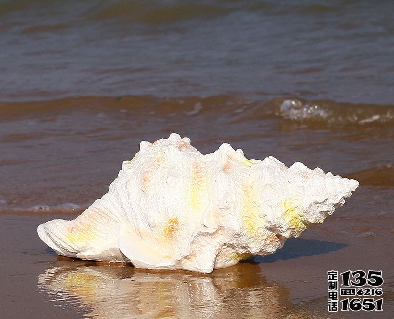 湖邊擺放的長行的玻璃鋼創(chuàng)意海螺雕塑