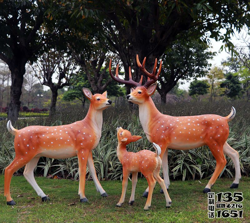 公園景區玻璃鋼彩繪三只卡通動物梅花鹿雕塑