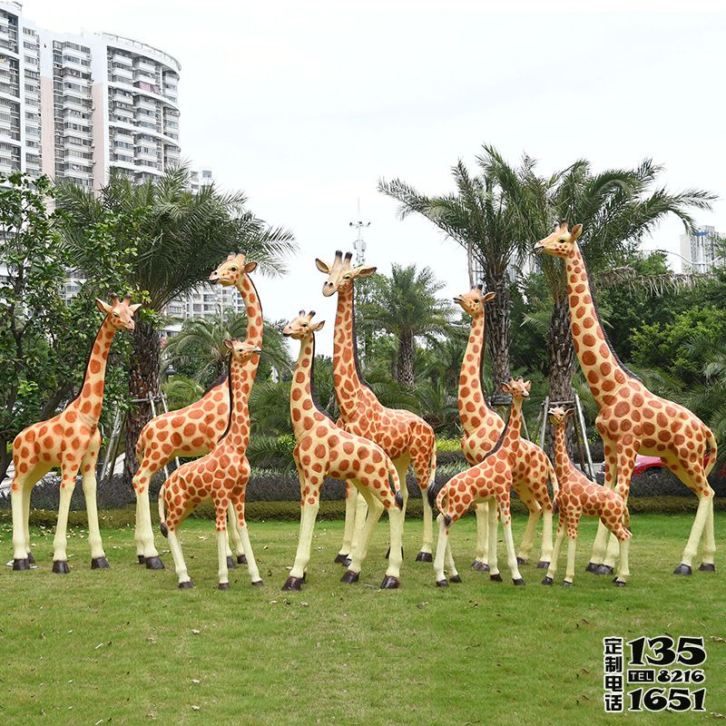 公園草坪玻璃鋼彩繪仿真動物園林景觀長頸鹿雕塑